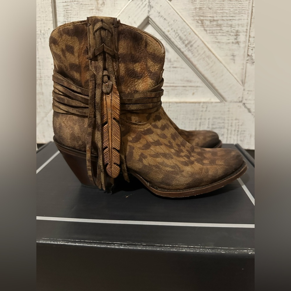 LUCCHESE WOMEN'S HANDMADE ROBYN HAND
TOOLED FEATHER BOOTIES - ROUND TOE